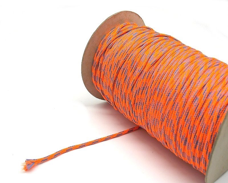 Corda in tessuto di colore arancione e blu