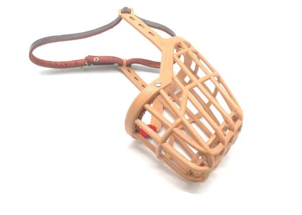 Museruola numero 8 in cuoio e plastica per cane