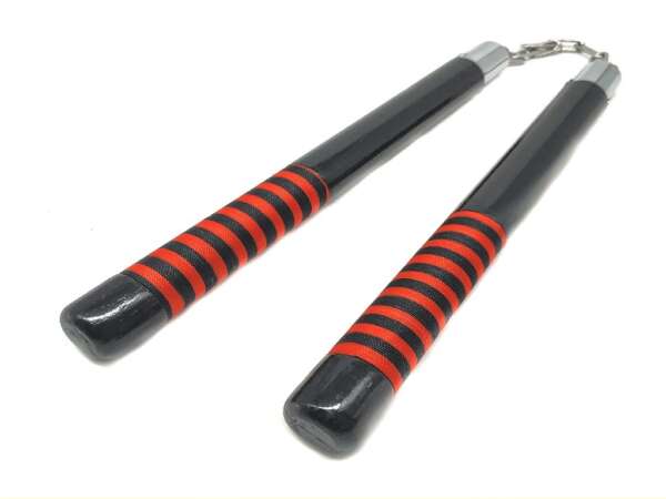 Nunchaku in legno rosso e nero con catena