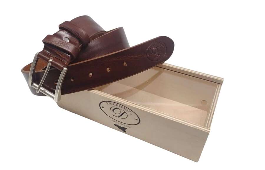 Confezione Delfiero in vetrina legno con Cintura Italiana Delfiero Overs Vintage in Cuoio Extra Colore Rum 40 mm con fibbia in Ottone Argento - 130